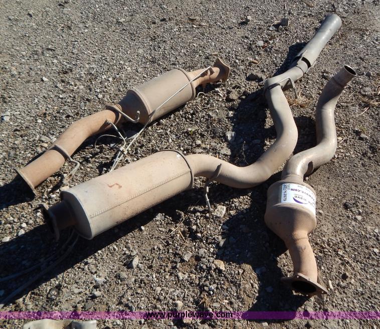 image for item H3979 2007 Chevrolet 2500 6.6L diesel engine exhaust