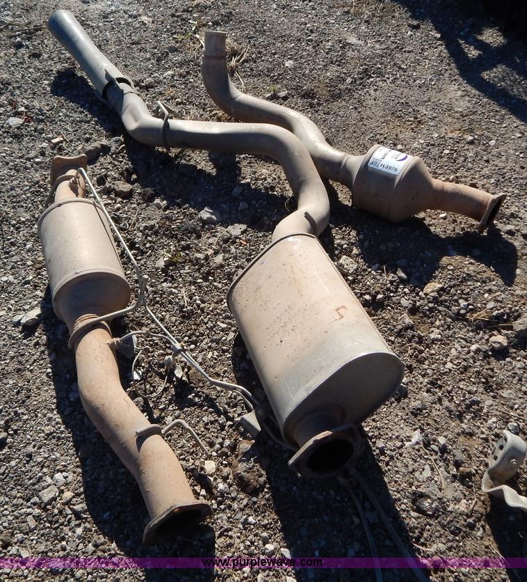 image for item H3979 2007 Chevrolet 2500 6.6L diesel engine exhaust