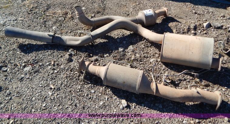 image for item H3979 2007 Chevrolet 2500 6.6L diesel engine exhaust