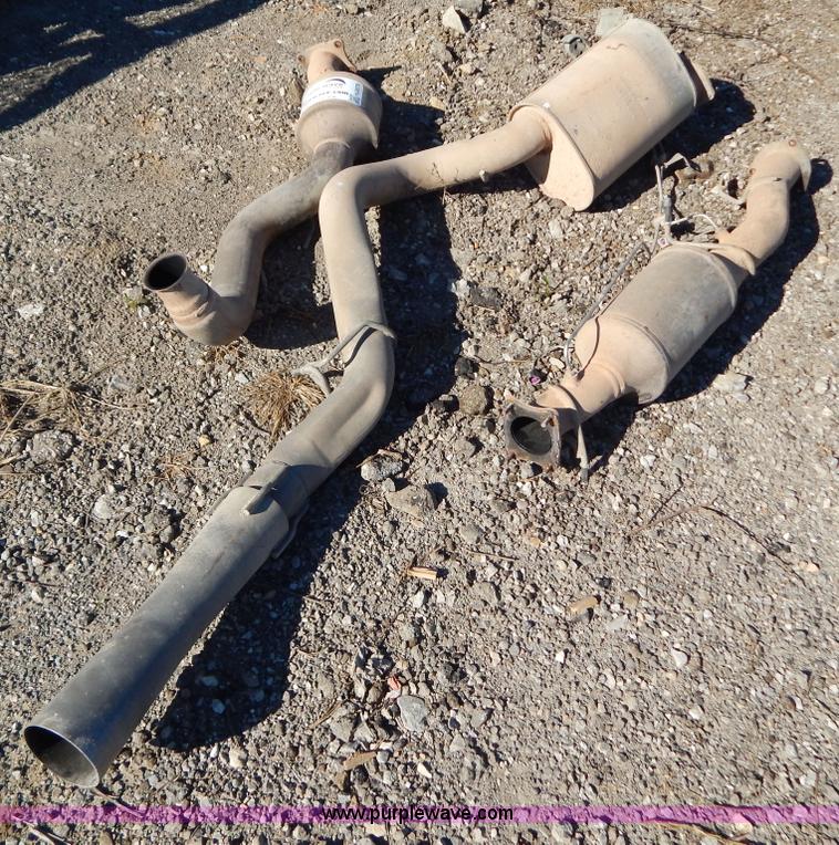 image for item H3979 2007 Chevrolet 2500 6.6L diesel engine exhaust