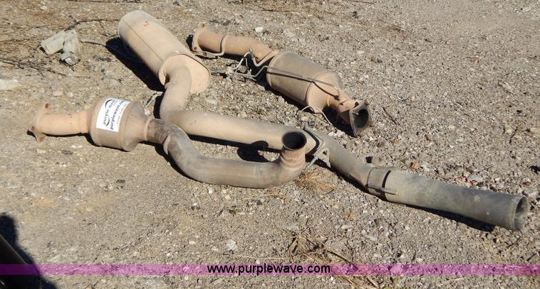 image for item H3979 2007 Chevrolet 2500 6.6L diesel engine exhaust