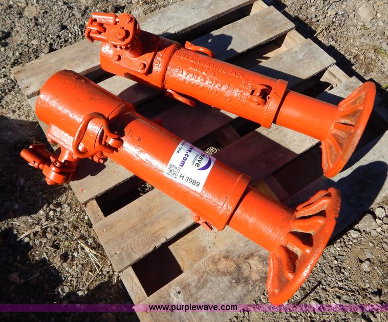 image for item H3989 (2) mechanical jacks