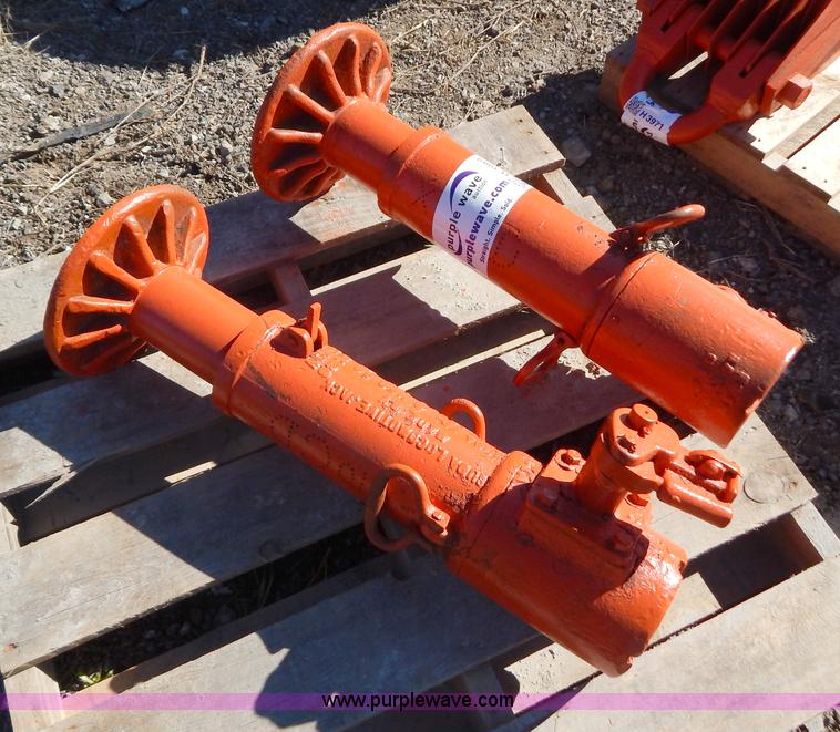 image for item H3989 (2) mechanical jacks