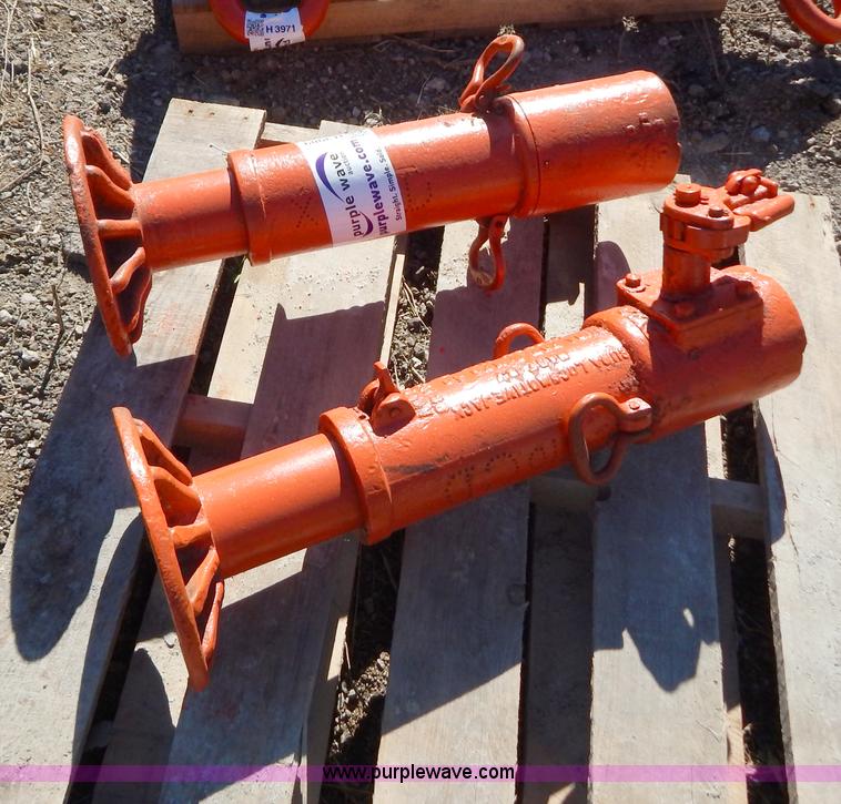 image for item H3989 (2) mechanical jacks