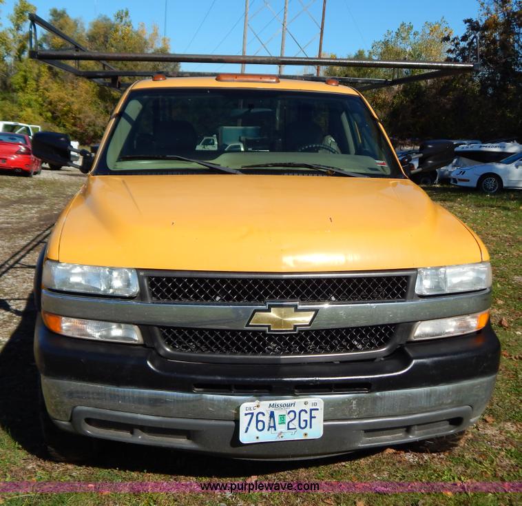 image for item H3998 2001 Chevrolet 3500 LS utility truck