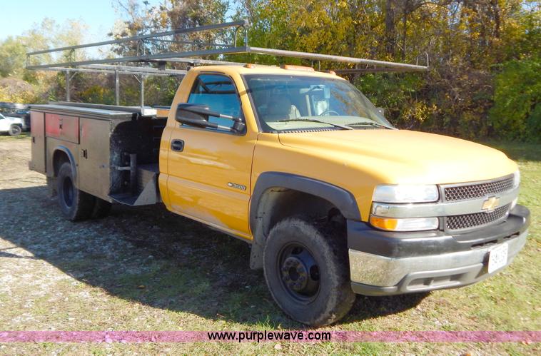 image for item H3998 2001 Chevrolet 3500 LS utility truck