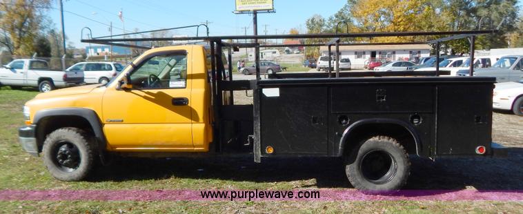 image for item H3998 2001 Chevrolet 3500 LS utility truck