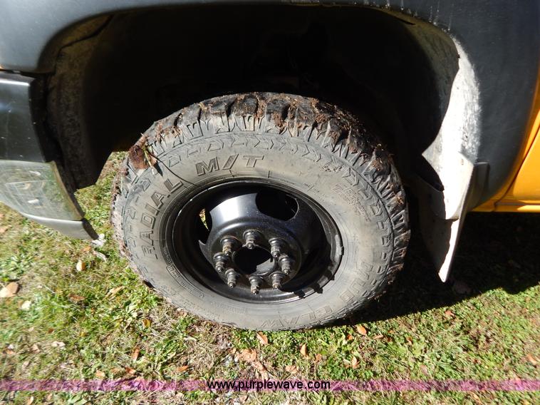 image for item H3998 2001 Chevrolet 3500 LS utility truck