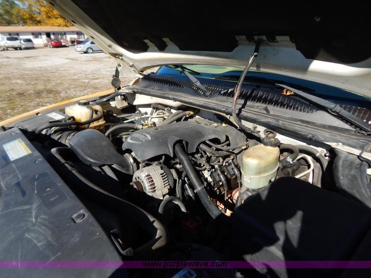 image for item H3998 2001 Chevrolet 3500 LS utility truck