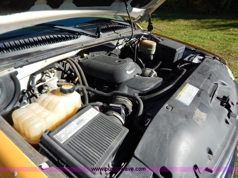 image for item H3998 2001 Chevrolet 3500 LS utility truck