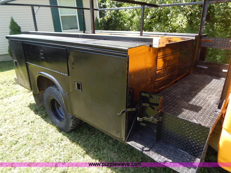 image for item H3998 2001 Chevrolet 3500 LS utility truck