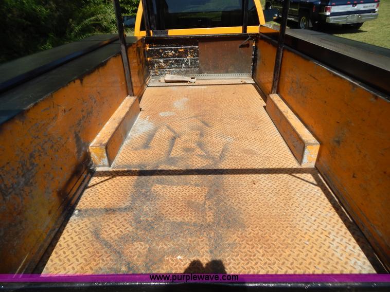 image for item H3998 2001 Chevrolet 3500 LS utility truck