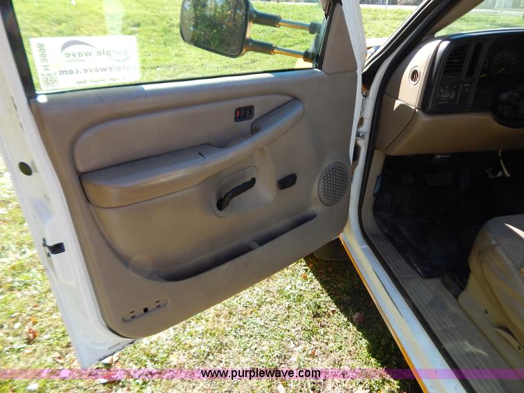 image for item H3998 2001 Chevrolet 3500 LS utility truck