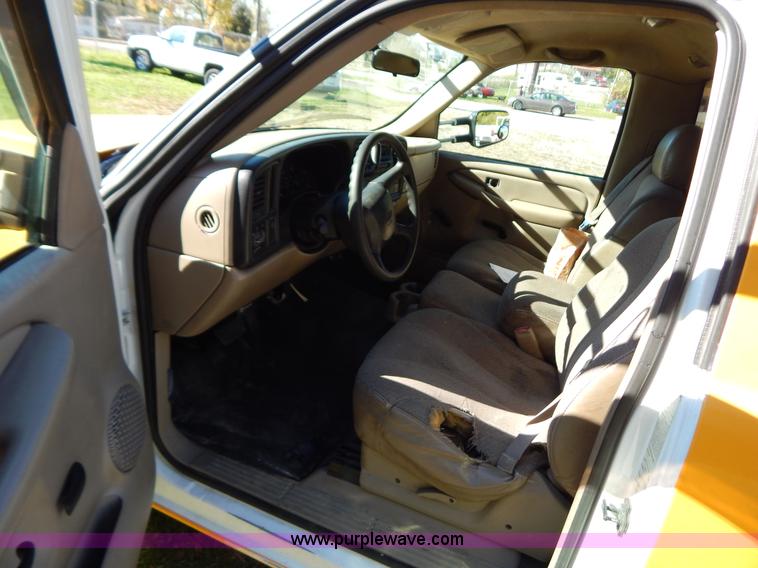 image for item H3998 2001 Chevrolet 3500 LS utility truck