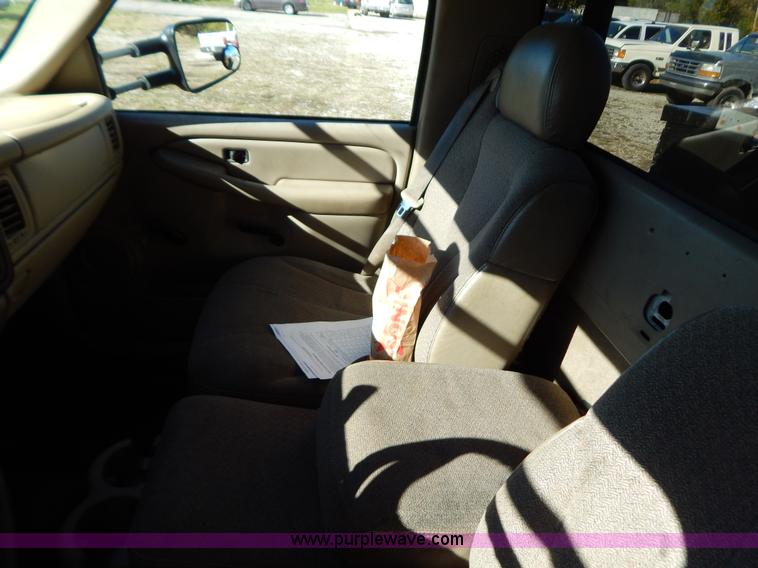 image for item H3998 2001 Chevrolet 3500 LS utility truck