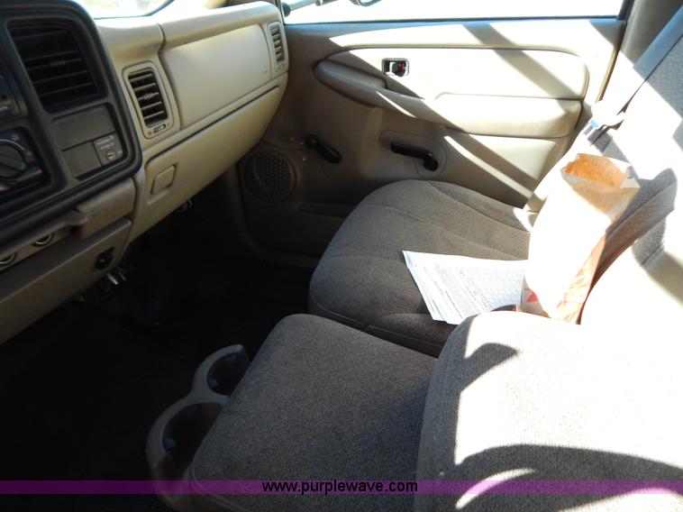 image for item H3998 2001 Chevrolet 3500 LS utility truck