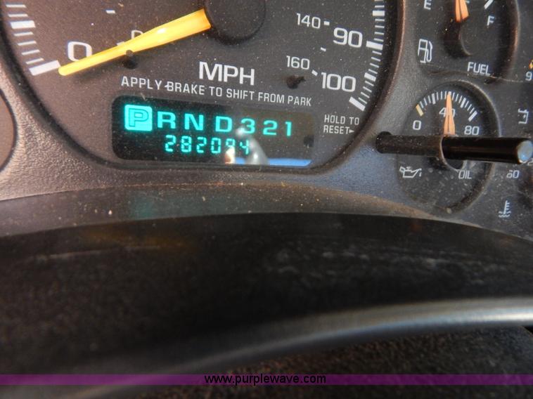 image for item H3998 2001 Chevrolet 3500 LS utility truck