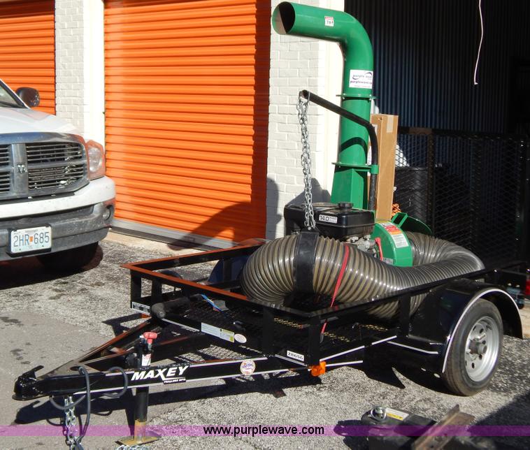 image for item H3999 2011 Billy Goat D21401SE lawn and leaf debris loader