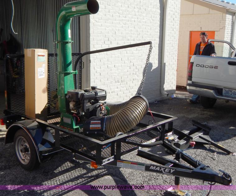 image for item H3999 2011 Billy Goat D21401SE lawn and leaf debris loader