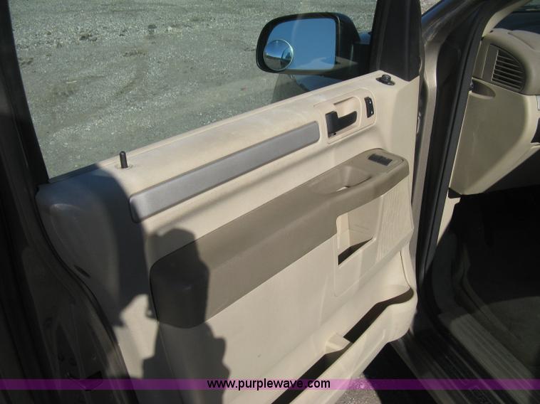 image for item H4388 2006 Ford Freestar SE van