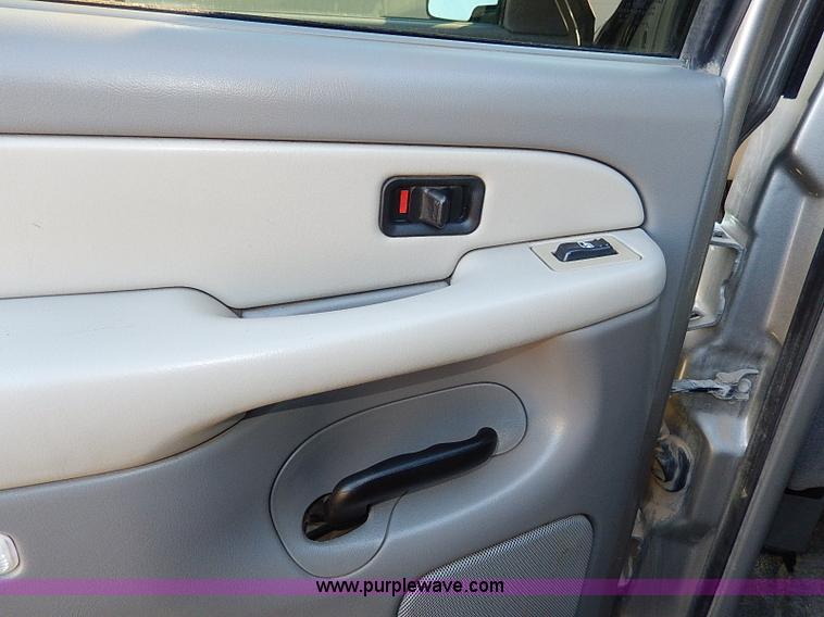 image for item H9541 2002 Chevrolet Tahoe LS SUV