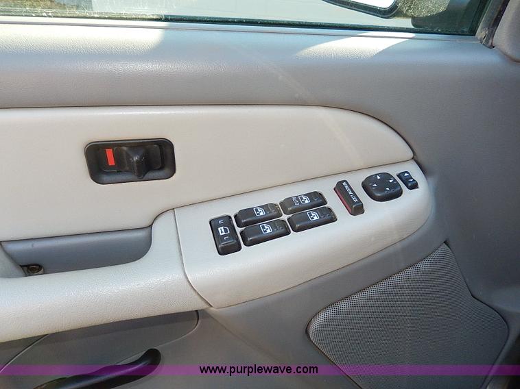 image for item H9541 2002 Chevrolet Tahoe LS SUV