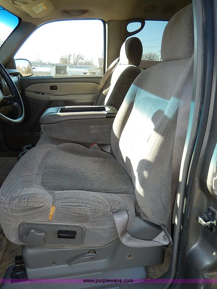 image for item H9541 2002 Chevrolet Tahoe LS SUV