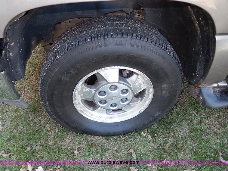 image for item H9541 2002 Chevrolet Tahoe LS SUV