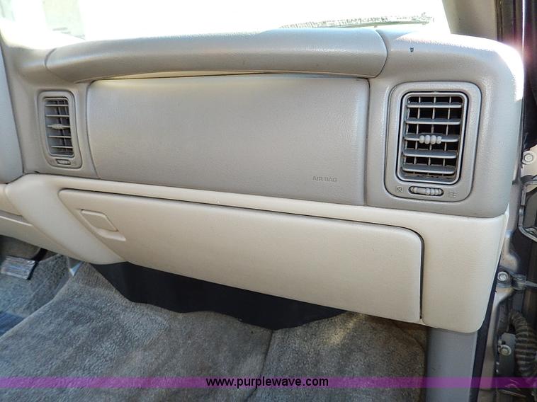 image for item H9541 2002 Chevrolet Tahoe LS SUV