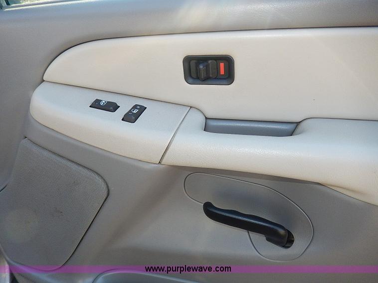 image for item H9541 2002 Chevrolet Tahoe LS SUV