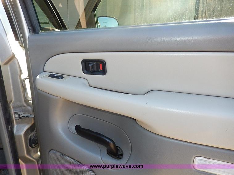 image for item H9541 2002 Chevrolet Tahoe LS SUV