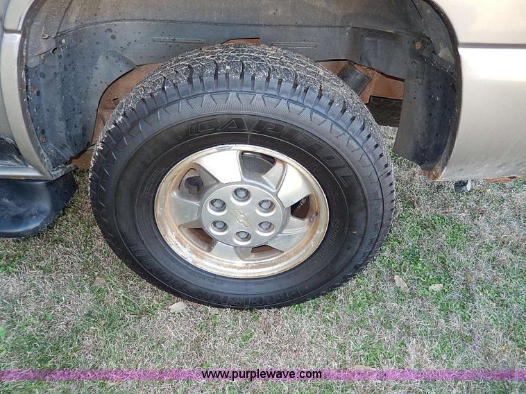 image for item H9541 2002 Chevrolet Tahoe LS SUV