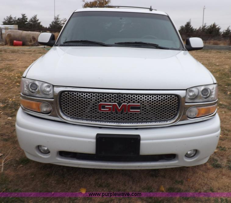 image for item I8257 2006 GMC Yukon Denali SUV