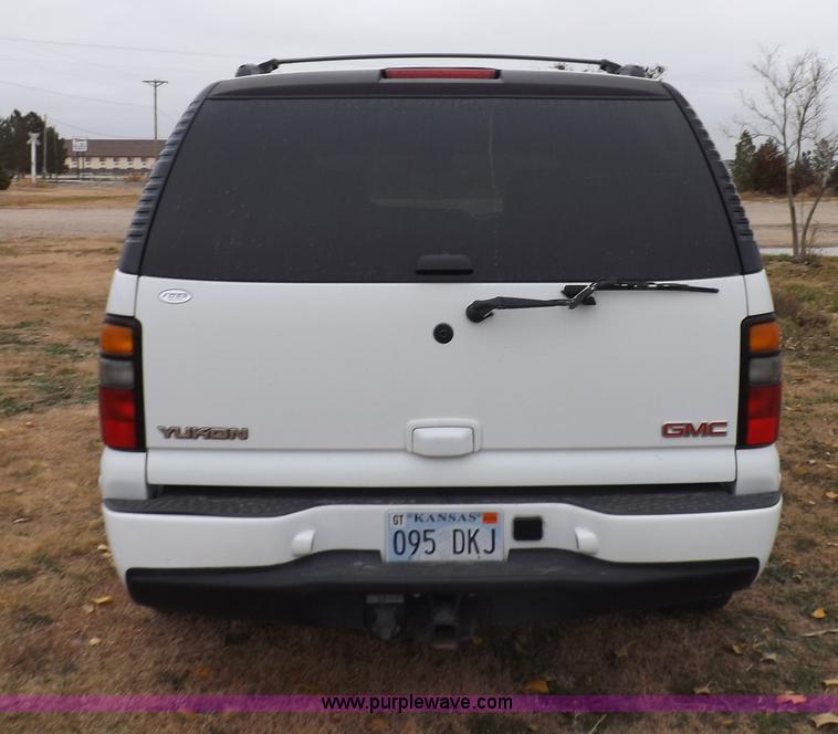 image for item I8257 2006 GMC Yukon Denali SUV