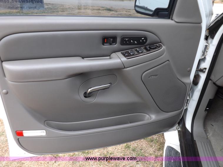 image for item I8257 2006 GMC Yukon Denali SUV