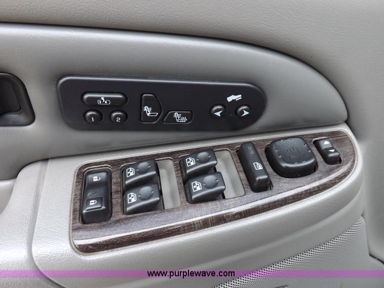 image for item I8257 2006 GMC Yukon Denali SUV