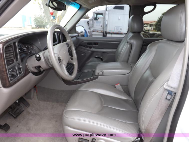 image for item I8257 2006 GMC Yukon Denali SUV