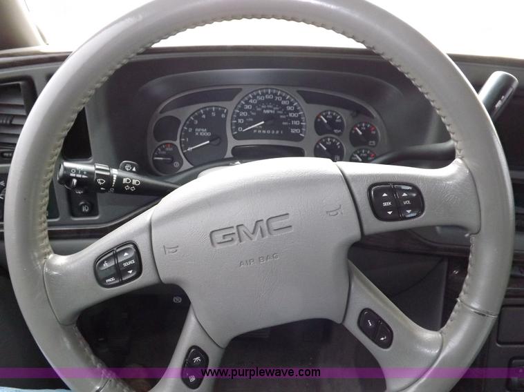 image for item I8257 2006 GMC Yukon Denali SUV