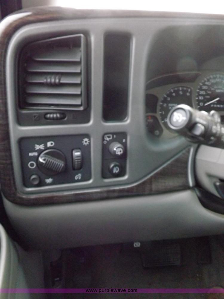 image for item I8257 2006 GMC Yukon Denali SUV