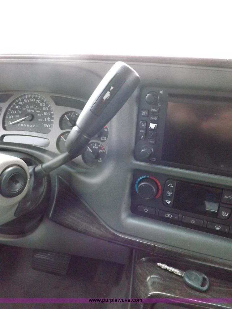 image for item I8257 2006 GMC Yukon Denali SUV