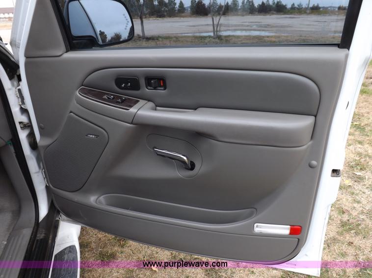 image for item I8257 2006 GMC Yukon Denali SUV