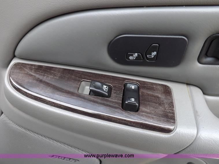 image for item I8257 2006 GMC Yukon Denali SUV