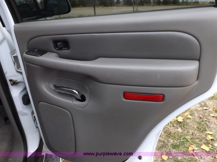 image for item I8257 2006 GMC Yukon Denali SUV