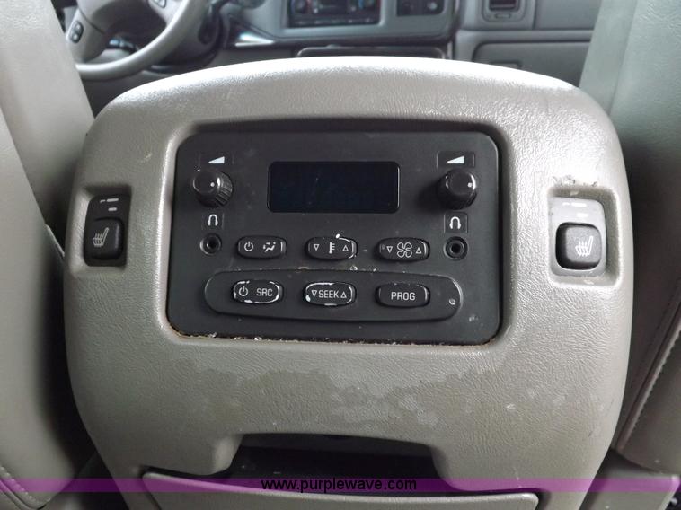 image for item I8257 2006 GMC Yukon Denali SUV