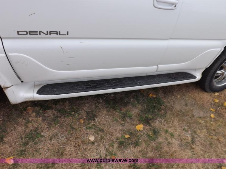 image for item I8257 2006 GMC Yukon Denali SUV