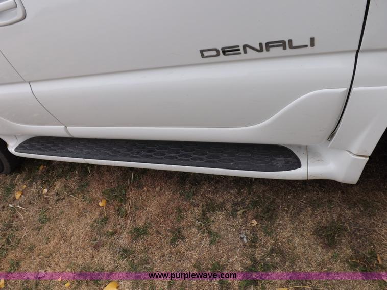 image for item I8257 2006 GMC Yukon Denali SUV