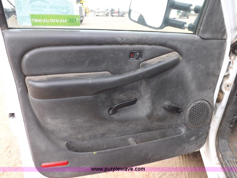 image for item I8334 2004 Chevrolet Silverado 3500 utility pickup truck