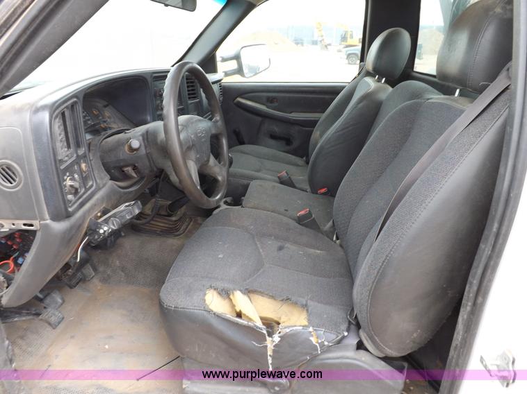 image for item I8334 2004 Chevrolet Silverado 3500 utility pickup truck