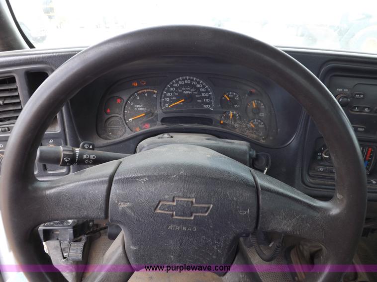 image for item I8334 2004 Chevrolet Silverado 3500 utility pickup truck