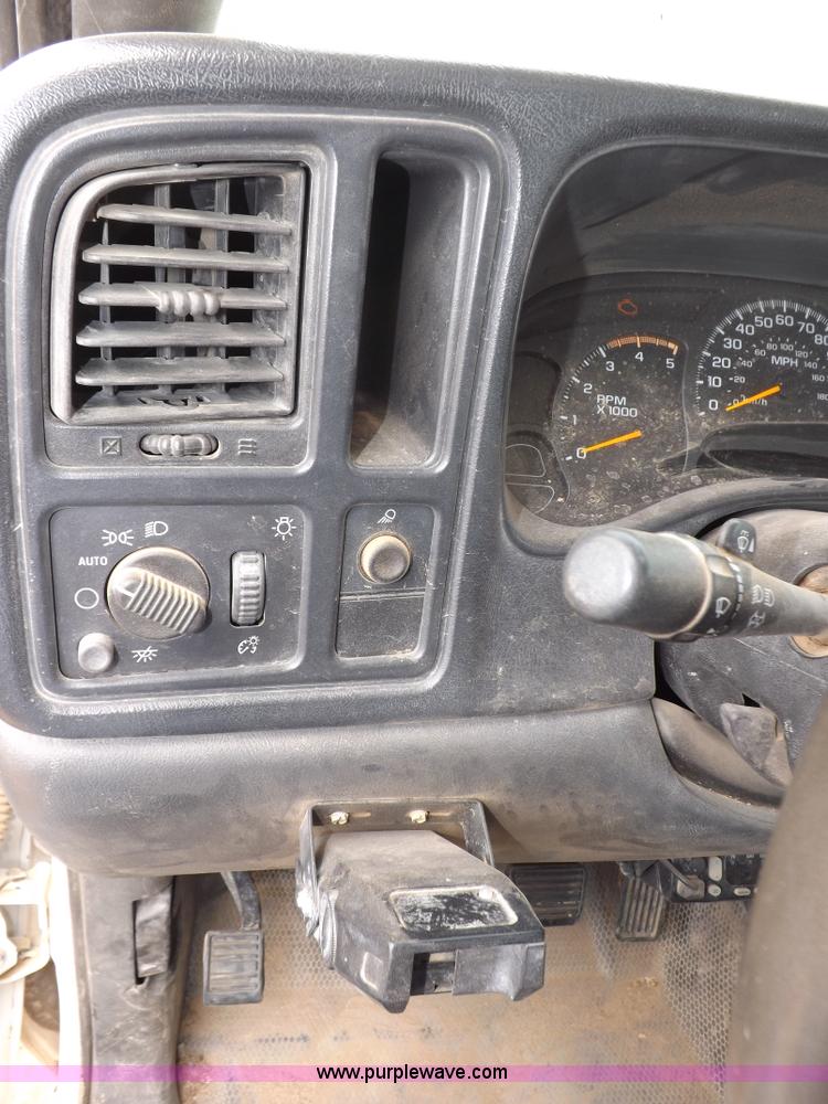 image for item I8334 2004 Chevrolet Silverado 3500 utility pickup truck